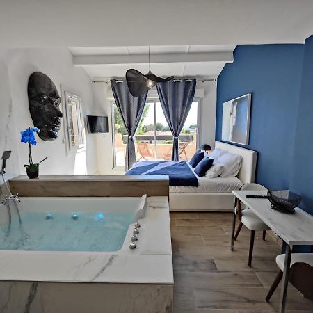 Suites Jm - Les Pins Marines - Jacuzzi & Vue Mer バンドール エクステリア 写真
