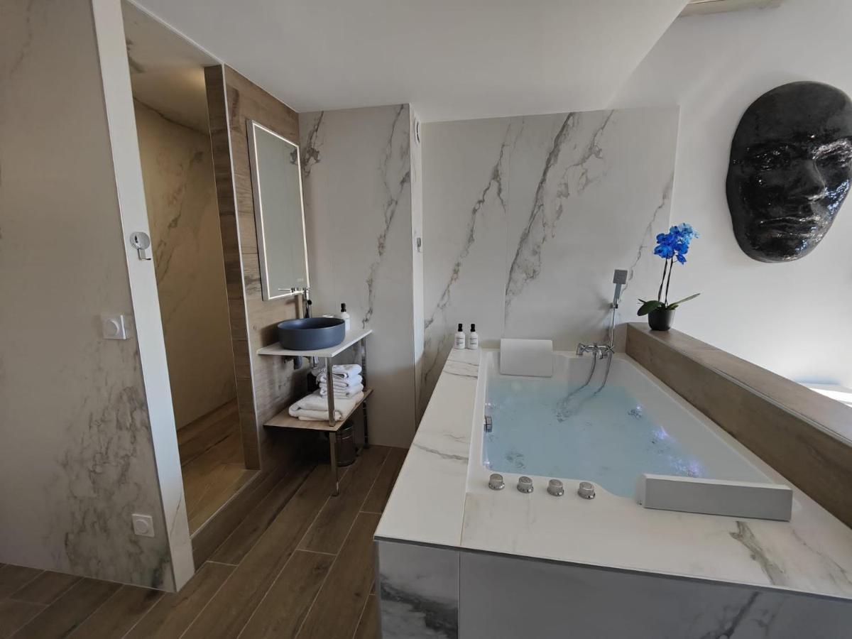 Suites Jm - Les Pins Marines - Jacuzzi & Vue Mer バンドール エクステリア 写真