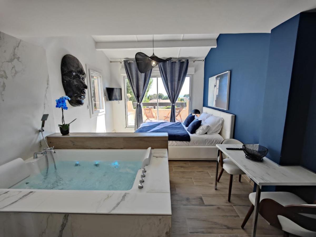 Suites Jm - Les Pins Marines - Jacuzzi & Vue Mer バンドール エクステリア 写真